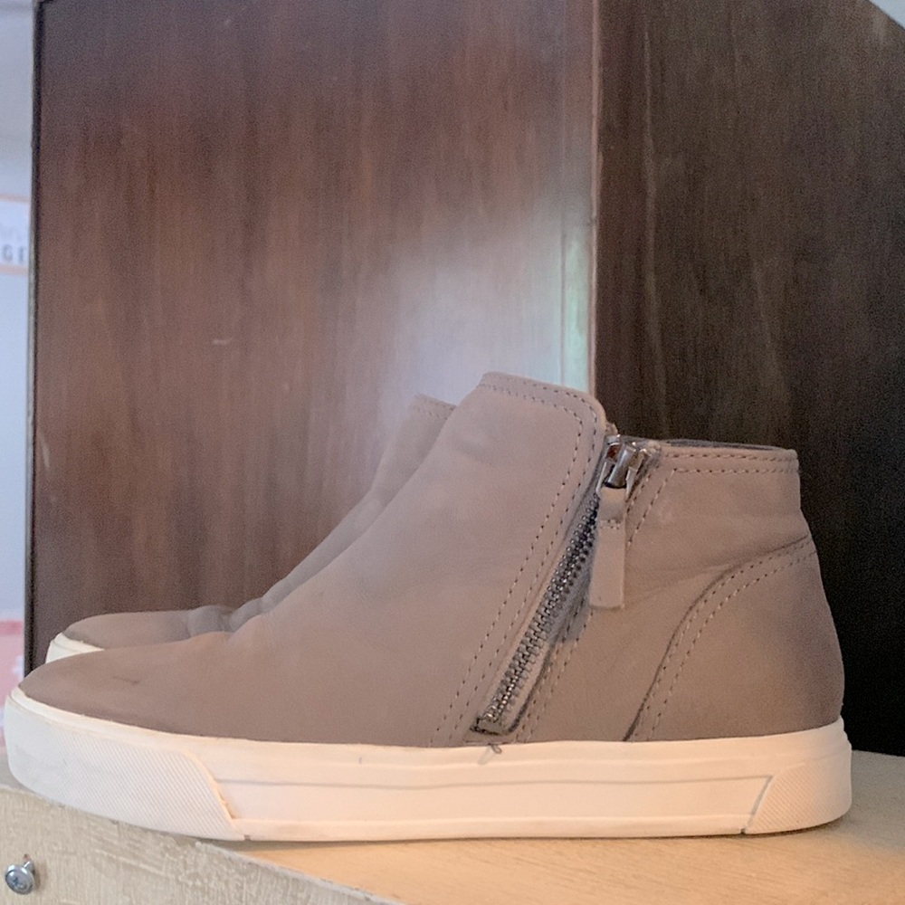 NAME BRAND!Taupe ankles flat sneaker booties!Naturalizers! No stains